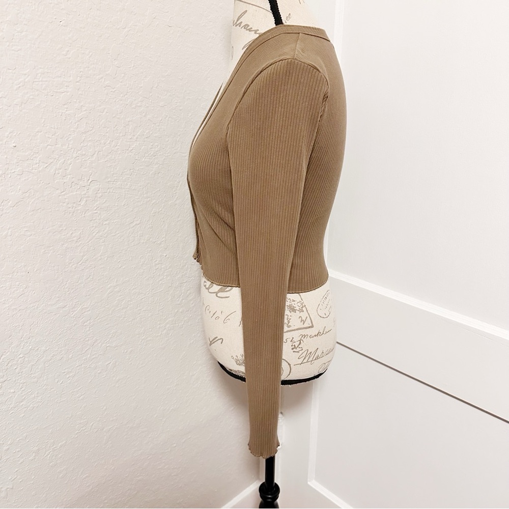 Good American Essential Cropped Cardigan in Sepia - Picture 5 of 8